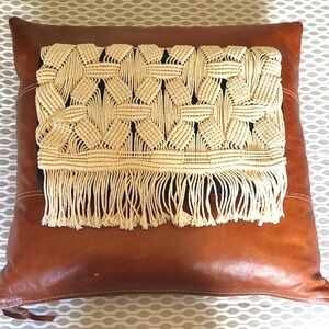 Stella & Dot Macrame Crossbody Clutch. Like New. Comes With Strap.